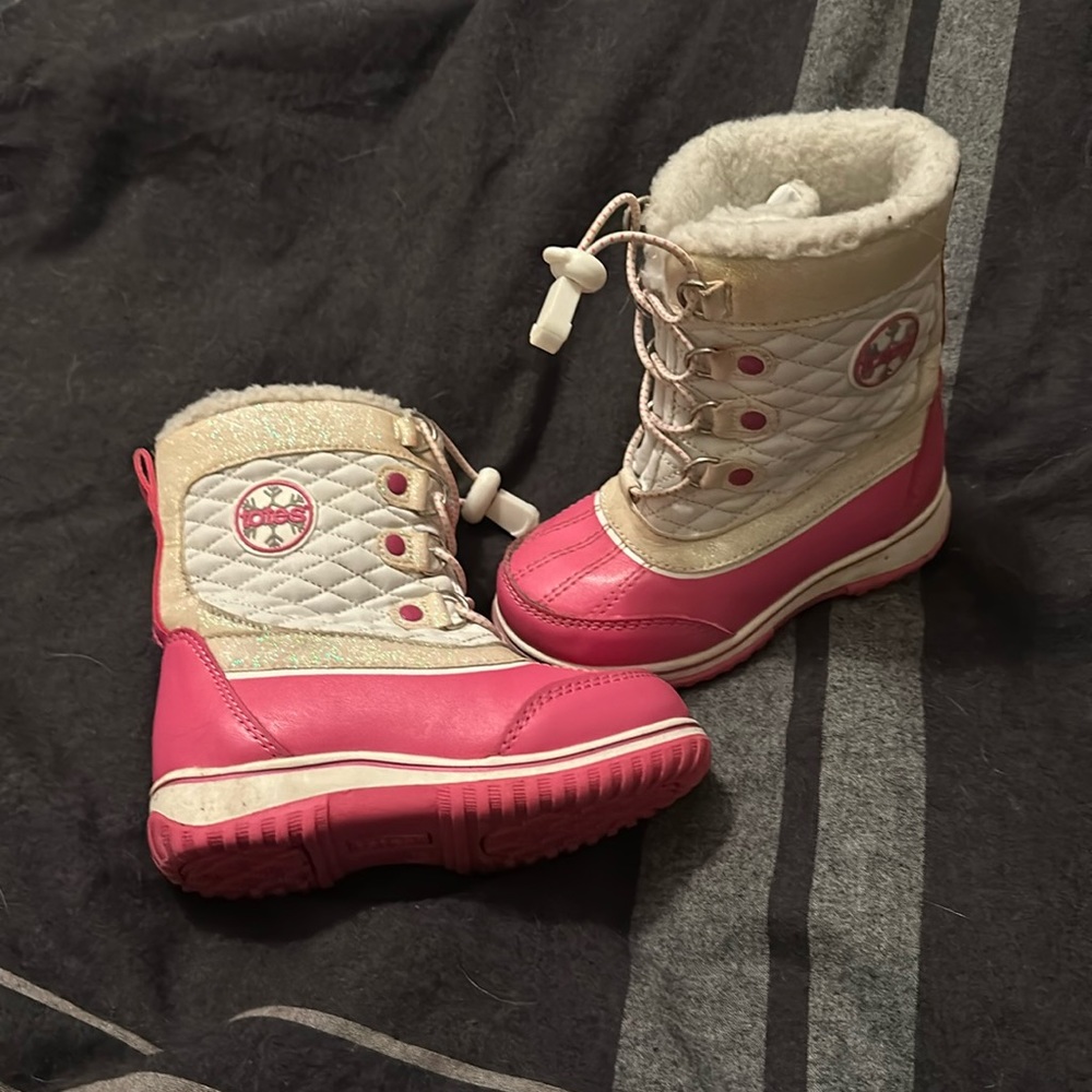 Little girls pink snow boots